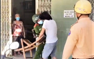 Nguoi dan ong khong mang khau trang, nem ghe vao cong an hinh anh