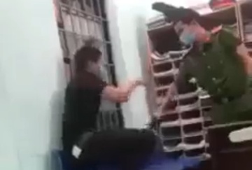 Xac minh clip thanh nien bi canh sat di roi dien vao nguoi hinh anh