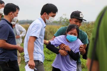 Con gai khoc nghen khi thay cha tu vong trong tu the troi tay chan hinh anh