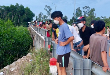 Thi the nguoi phu nu chay den duoi gam cau hinh anh