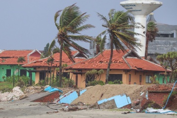Song lon danh sap bo ke, nha dan o Hoi An hinh anh