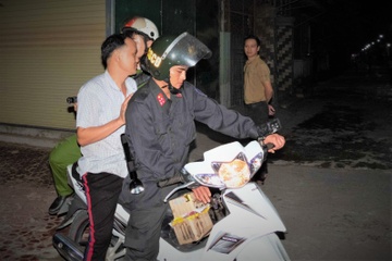 Tam giu 28 nguoi dot phao trai phep dem giao thua hinh anh