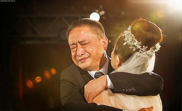Ngay con gai di lay chong, cha khoc can nuoc mat hinh anh