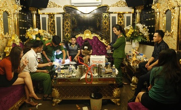 Can bo kiem lam bi dinh chi cong tac vi tham gia tiec ma tuy hinh anh