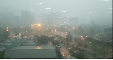 Ha Noi mua toi troi luc 2h chieu hinh anh