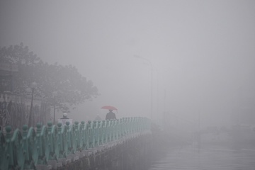 Vi sao suong mu day dac o Ha Noi sang nay? hinh anh