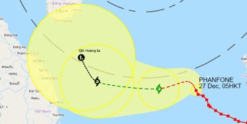 Bao Phanfone duy tri suc manh sau 2 ngay vao Bien Dong hinh anh