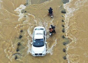 Mua o mien Trung co the vuot 1.000 mm trong it ngay toi hinh anh