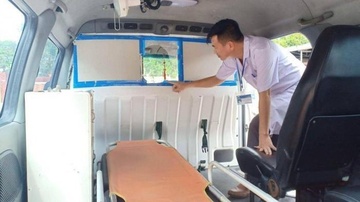 Nguoi nha benh nhan pha xe cap cuu, de doa lai xe va dieu duong hinh anh