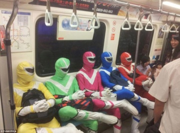 Nhung vi khach ky khoi va hai huoc tren tau dien ngam hinh anh