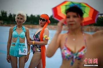 Quy ba Trung Quoc dua nhau trinh dien bikini hinh anh