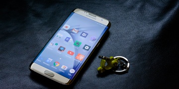Cam bien van tay cua Galaxy S8 duoc dat canh camera sau hinh anh