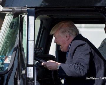Ong Trump leo len xe tai giua cang thang hop hanh hinh anh