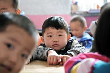 Dan Trung Quoc phan no vi vu bao hanh tre mau giao bi bo ngo hinh anh