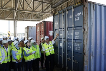 Malaysia gui tra 150 container rac thai nhua ve cac nuoc giau hinh anh