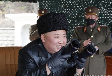 Ong Kim Jong Un giam sat tap tran phao tam xa hinh anh