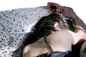Tam giu ke hai doi em gai cua ban hinh anh