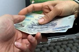 Pho cong an xa nhan 2 trieu dong cua con bac de bo qua vi pham hinh anh
