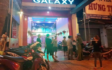 Hai nhom lao vao hon chien trong luc hat karaoke hinh anh