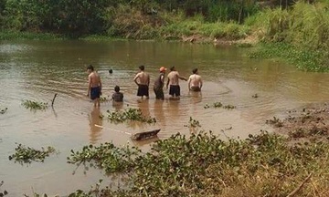 3 ba chau duoi nuoc khi mo cua hinh anh