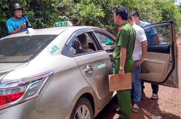 Tai xe taxi kip thoat than khi ten cuop ke dao vao co hinh anh