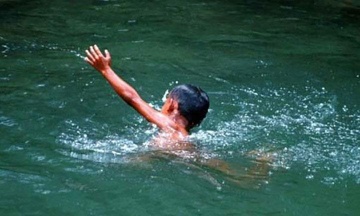 Hai anh em duoi nuoc khi di cau ca hinh anh