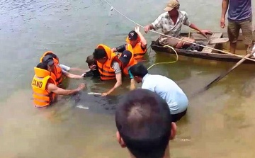 Ba thanh nien duoi nuoc khi di cau ca hinh anh