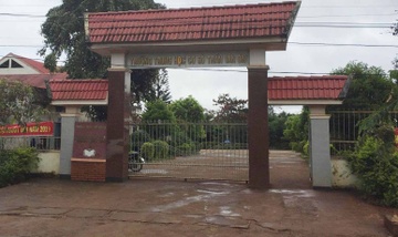 Hieu pho chi dao cap duoi sua hoc ba cho 6 hoc sinh len lop hinh anh