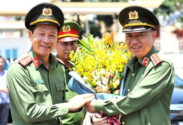 Dai ta Vu Hong Van lam Giam doc Cong an Dong Nai hinh anh