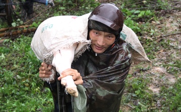 Nguoi dan bang rung vuot qua khu sat lo tren quoc lo 26 hinh anh
