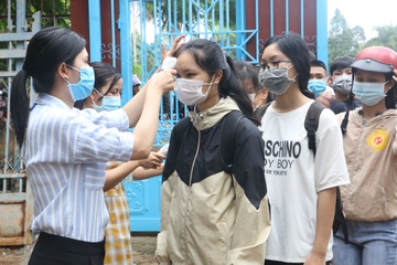 Hoc sinh o Dak Lak tro lai truong ngay 17/2 hinh anh