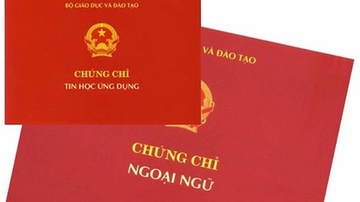 Ba thi sinh su dung chung chi gia de thi tuyen vien chuc hinh anh