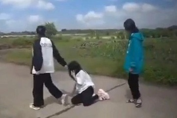 Nu sinh lop 9 bi danh hoi dong trong ngay dau den truong hinh anh
