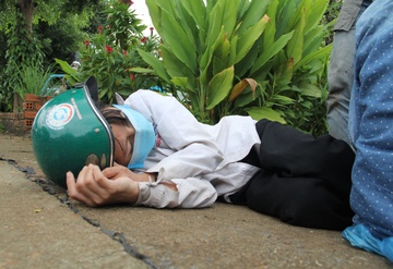 Chay xe may xuyen dem, nhieu nguoi kiet suc khi den Dak Lak hinh anh