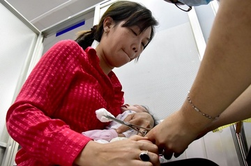 Ngay 29/12, 100 tre dau tien o Ha Noi duoc tiem Pentaxim hinh anh