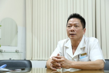 Bac si san ke chuyen don em be trong khoanh khac giao thua hinh anh