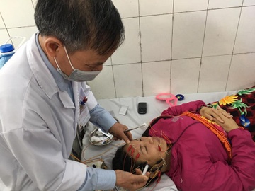 Hang chuc nguoi bi chung meo mat do nhiet do xuong thap hinh anh