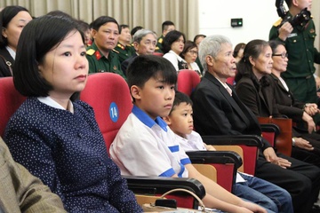 Vo thieu ta hien tang cuu 6 nguoi: 'Anh ra di nhung trai tim van dap' hinh anh