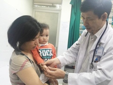 Ba dau hieu nang cua tre mac benh tay chan mieng hinh anh
