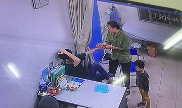 Bac si BV Xanh Pon da noi gi khien nguoi nha benh nhi vung tay dam? hinh anh