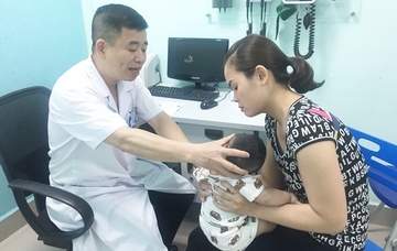 Be trai dot ngot mac viem xuong tuy do khuan tu cau vang hinh anh