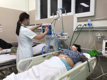 Nang nong, nguoi phu nu nhap vien vi dut mach mau nao hinh anh