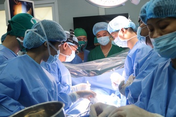 Ca phau thuat long nguc dac biet dung he thong tim phoi nhan tao hinh anh