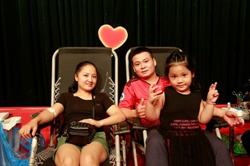 Hon 100 doi tinh nhan cung nhau hien mau cuu nguoi hinh anh