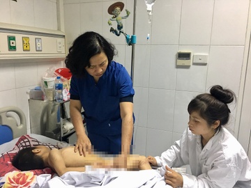Be trai bai nao bi 4 con cho nha can cut bo phan sinh duc hinh anh