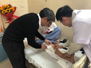 Viet Nam lan dau lap xuong kim loai cho benh nhan ung thu xuong hinh anh