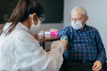 Duoc tiem xong vaccine, cu ong My tu tay cham con chau mac Covid-19 hinh anh
