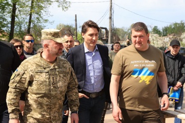 Thu tuong Canada co chuyen di khong bao truoc den ngoai o Kyiv hinh anh