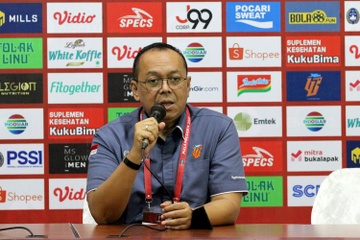 Truong ban to chuc giai bong da Indonesia bi bat hinh anh