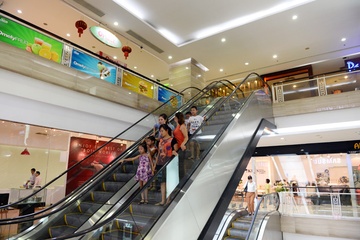 'Thien duong mua sam' Ha Noi bong dung vang khach hinh anh